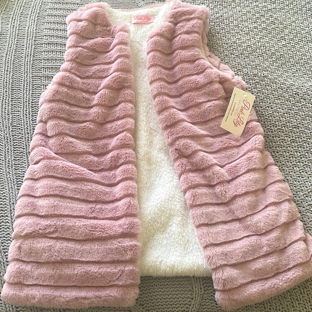 NWT pink lily faux fur vest 🎀💕